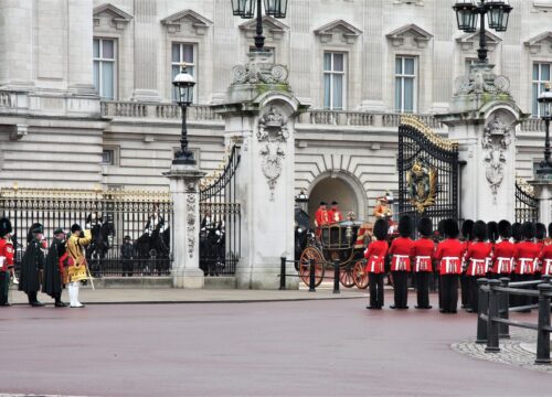 Buckingham Palace Accommodations: Luxury Hotels in London’s Regal Vicinity